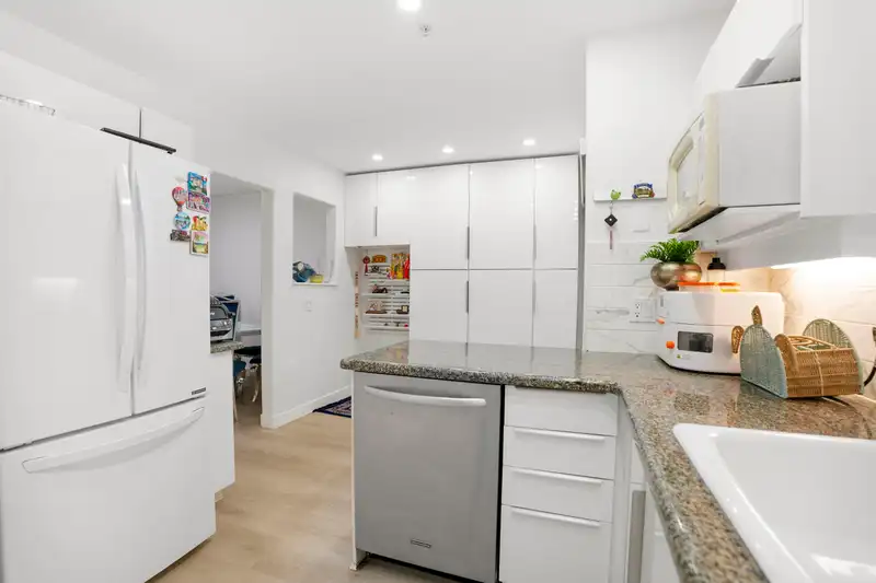 5 15432 16A AVENUE - photo 4 of 20