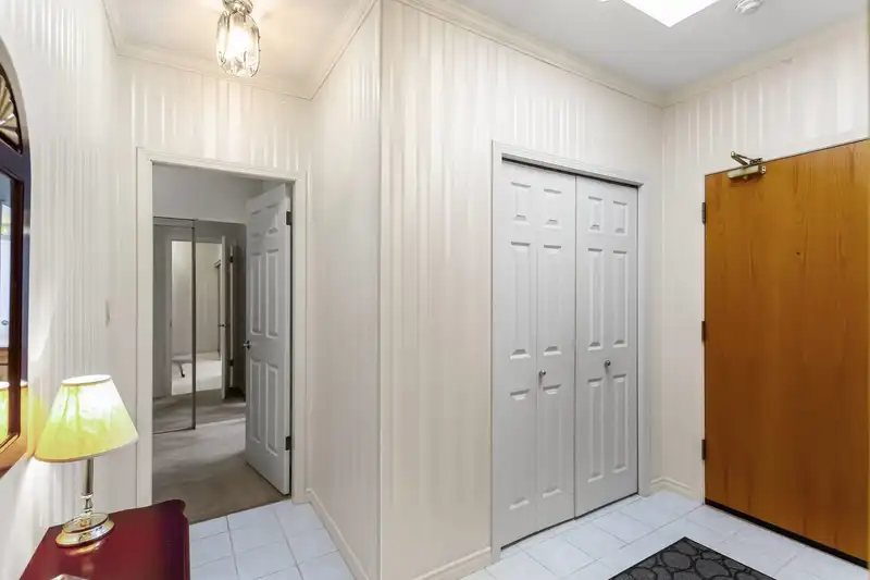 313 15300 17 AVENUE - photo 2 of 22