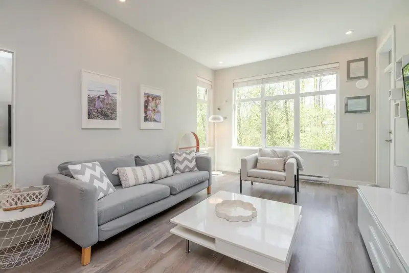302 15436 31 AVENUE - photo 1 of 36