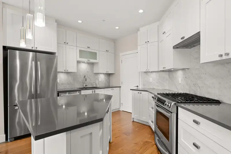 214 14855 THRIFT AVENUE - photo 3 of 29