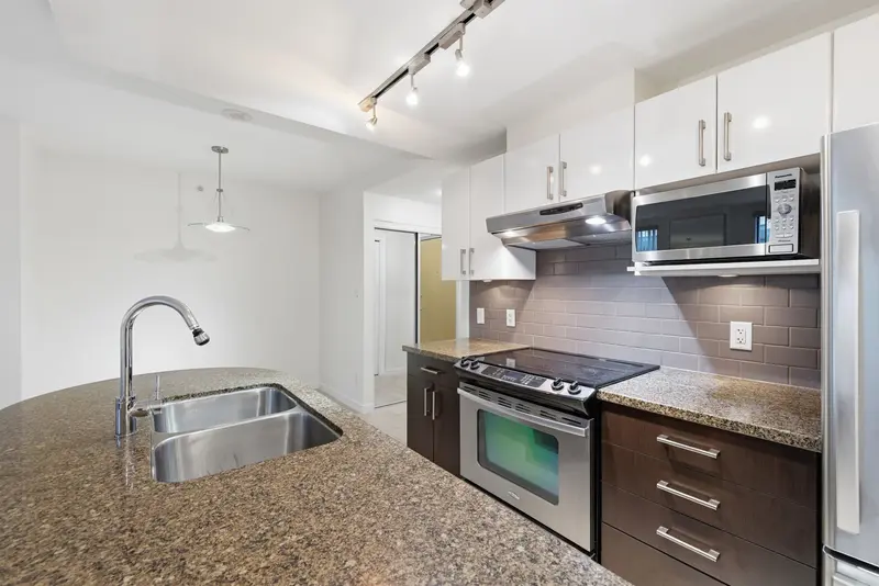 301 14 BEGBIE STREET - photo 4 of 22