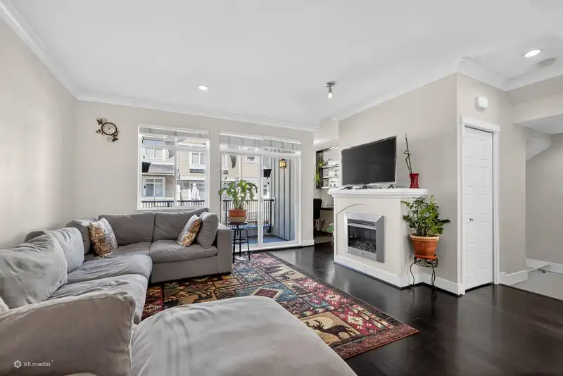 11 2925 KING GEORGE BOULEVARD - photo 4 of 25