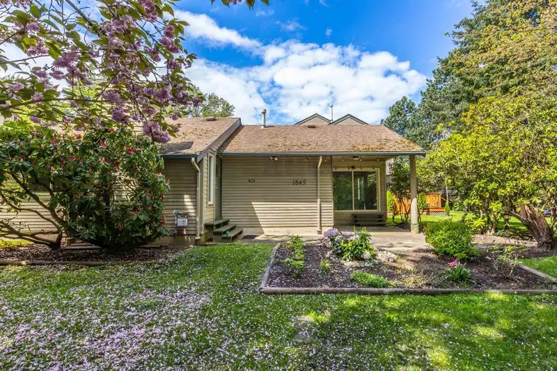 1845 LILAC DRIVE - photo 2 of 33