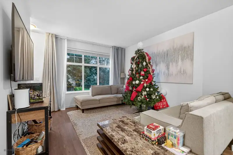 20 16323 15 AVENUE - photo 3 of 22