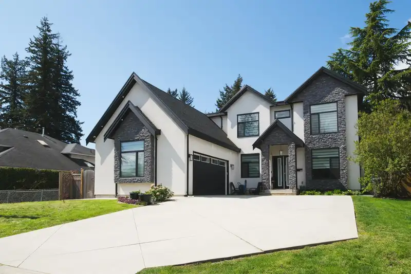 2211 154 STREET - photo 3 of 34