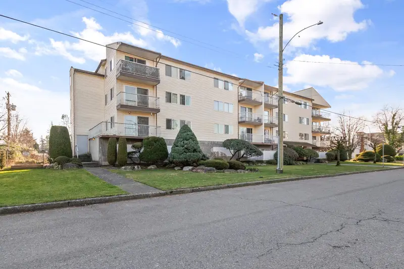 6 46210 MARGARET AVENUE - photo 3 of 25