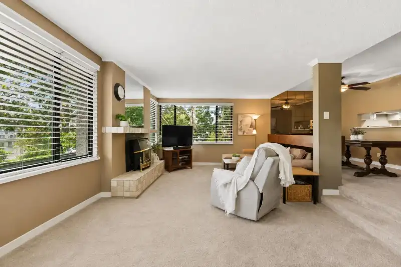 212 15313 19 AVENUE - photo 1 of 20