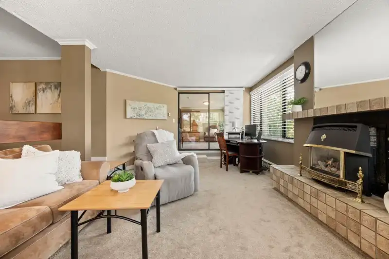 212 15313 19 AVENUE - photo 3 of 20