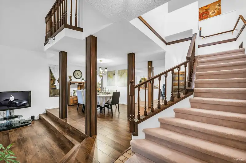 1901 E SOUTHMERE CRESCENT - photo 3 of 25