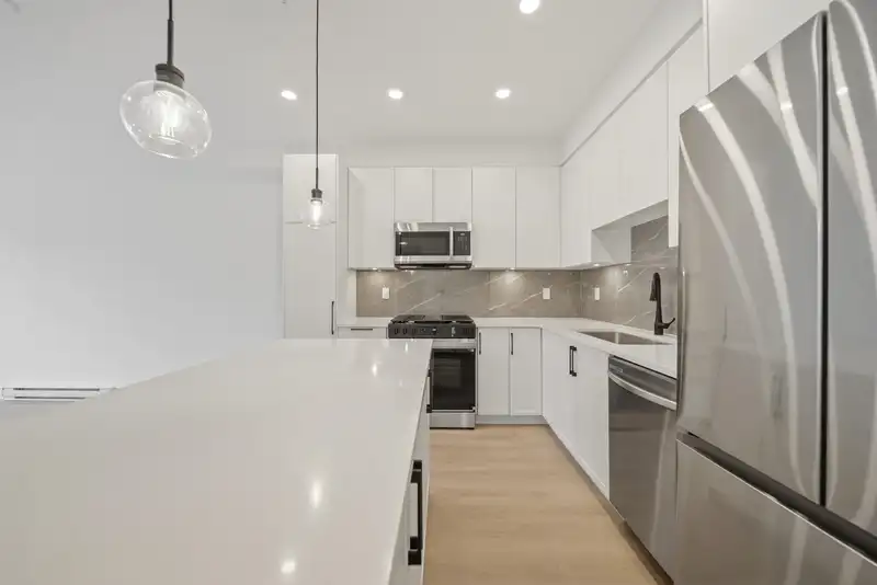 401 3438 146A STREET - photo 2 of 18