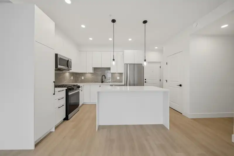401 3438 146A STREET - photo 3 of 18