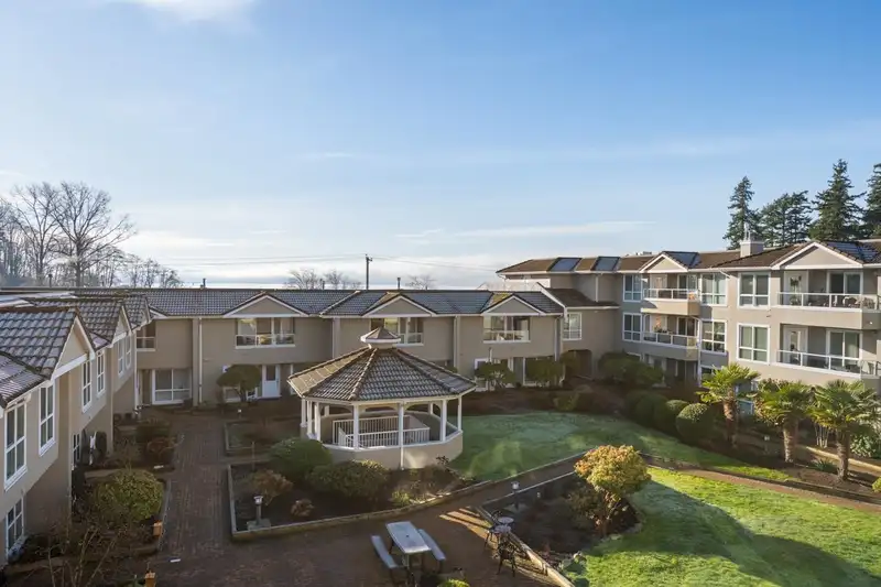 312 15875 MARINE DRIVE - photo 3 of 38