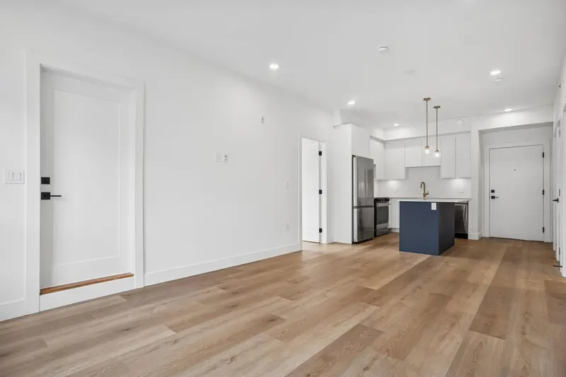 208 20286 72B AVENUE - photo 3 of 18