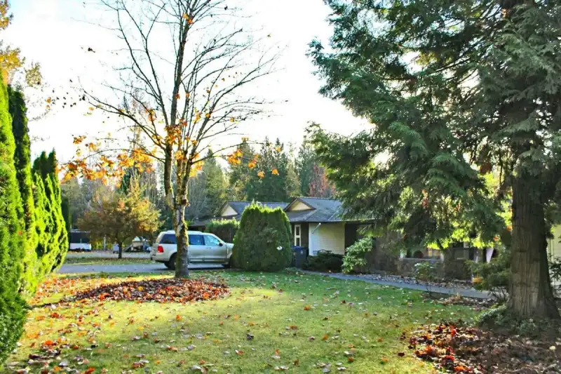 16354 18 AVENUE - photo 1 of 3