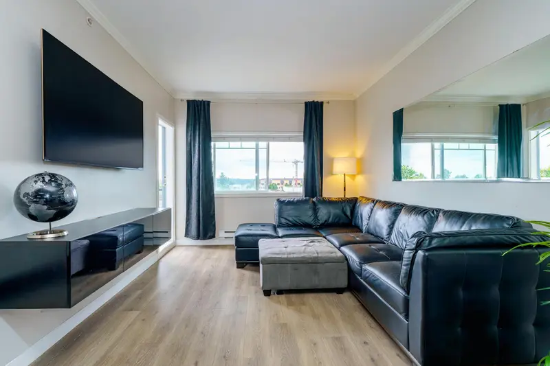 401 22363 SELKIRK AVENUE - photo 2 of 16