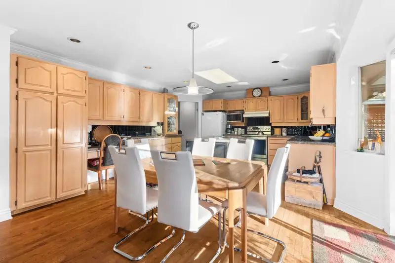 14498 29 AVENUE - photo 4 of 29
