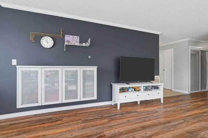 104 1437 FOSTER STREET - photo 2 of 19
