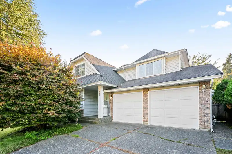 935 165 STREET - photo 1 of 40