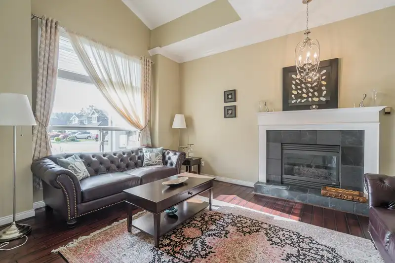 14768 30A AVENUE - photo 2 of 37