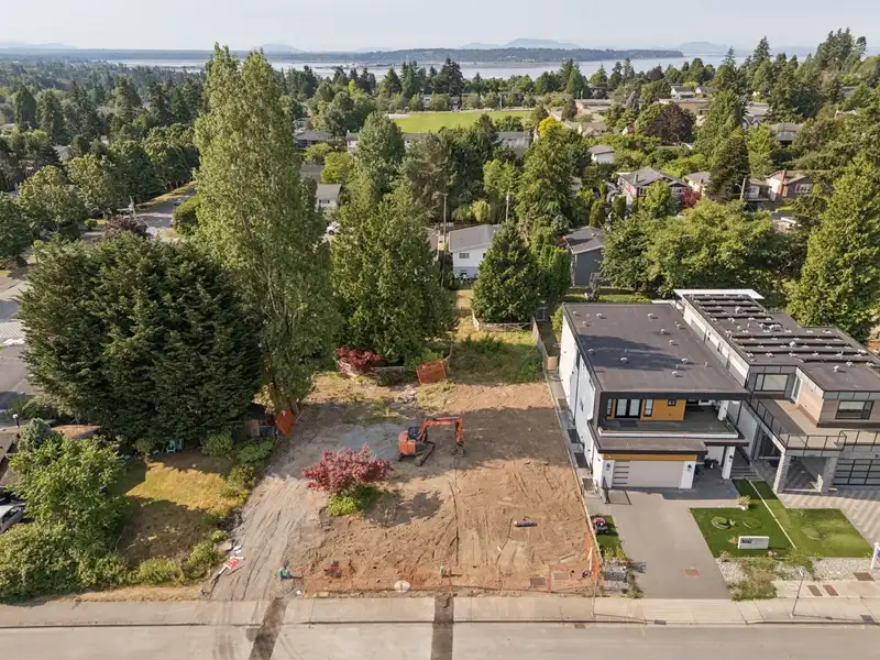 15916 RUSSELL AVENUE - photo 4 of 8