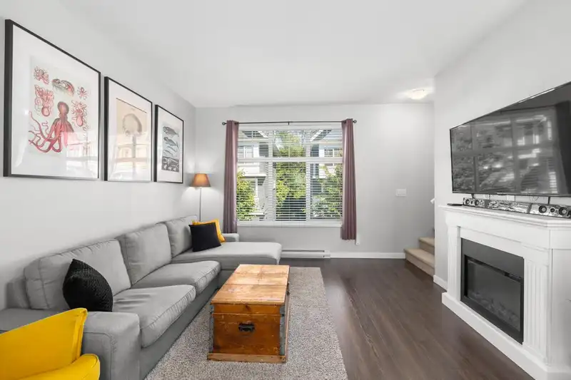 9 16323 15 AVENUE - photo 4 of 35