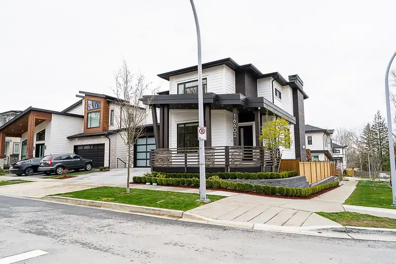16602 19 AVENUE - photo 2 of 38