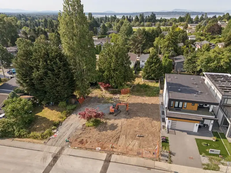 15918 RUSSELL AVENUE - photo 3 of 8