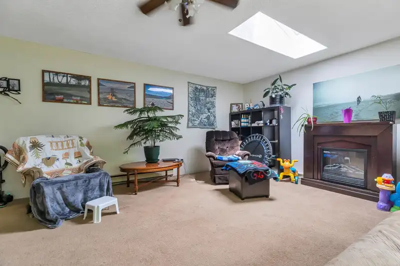 12587 23 AVENUE - photo 4 of 35