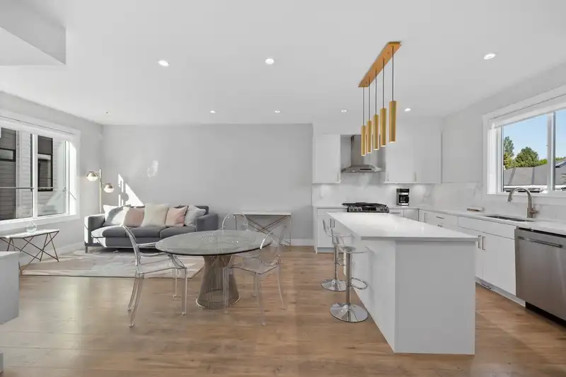 70 1639 162 STREET - photo 1 of 25
