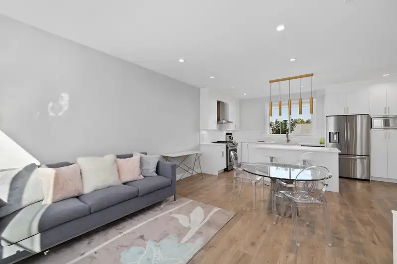 70 1639 162 STREET - photo 2 of 25