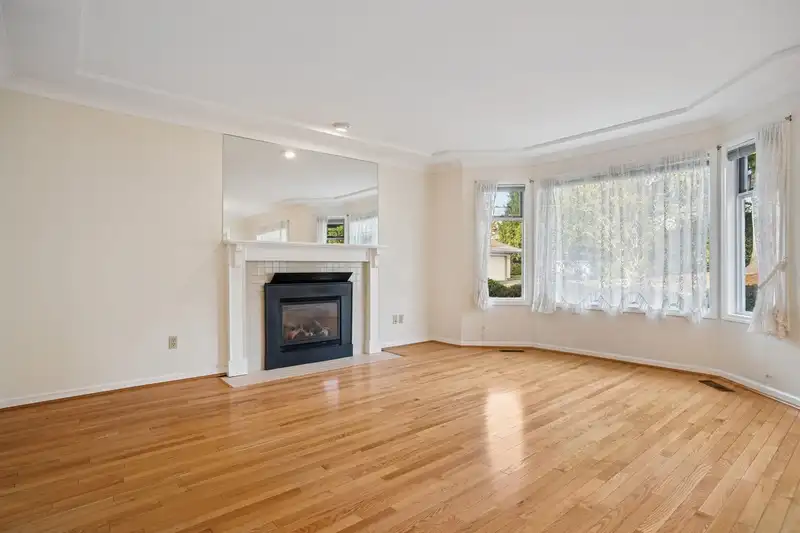 1 12923 17 AVENUE - photo 3 of 32