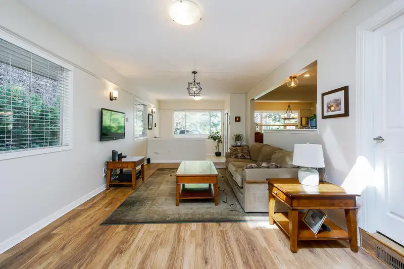 15460 26 AVENUE - photo 3 of 36