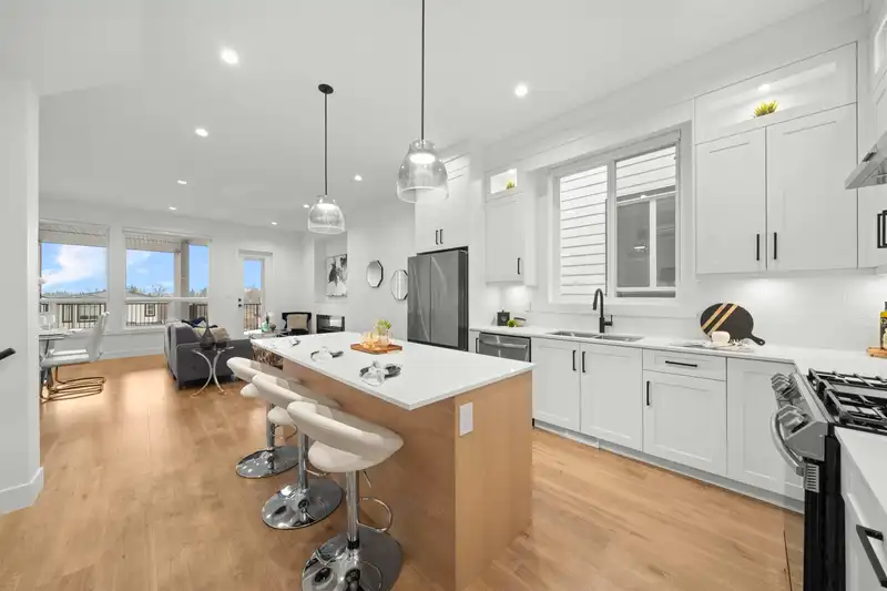 16706 16 AVENUE - photo 2 of 40