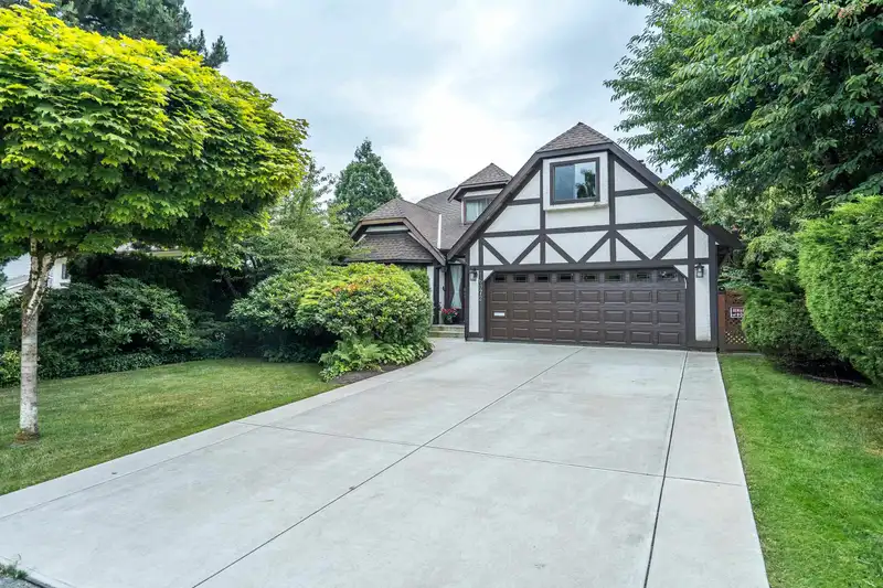 16072 13 AVENUE - photo 1 of 40