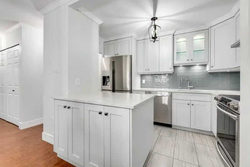 302 1555 FIR STREET - photo 1 of 21