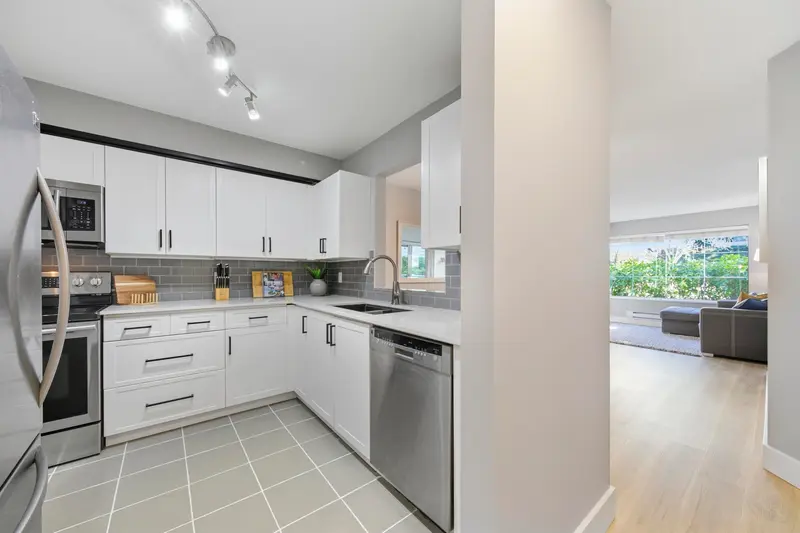 111 6820 RUMBLE STREET - photo 4 of 25