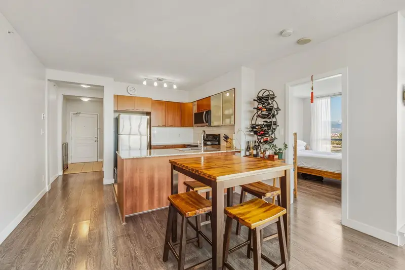 751 1483 E KING EDWARD AVENUE - photo 4 of 25