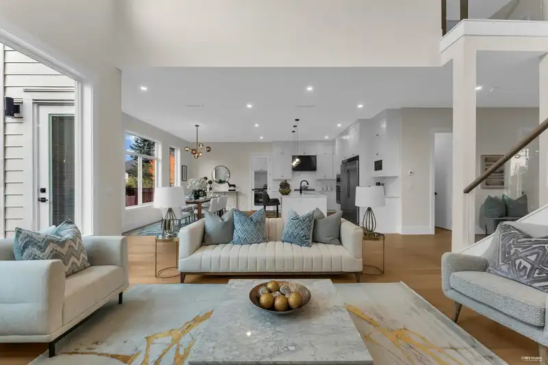 14436 17 AVENUE - photo 4 of 37