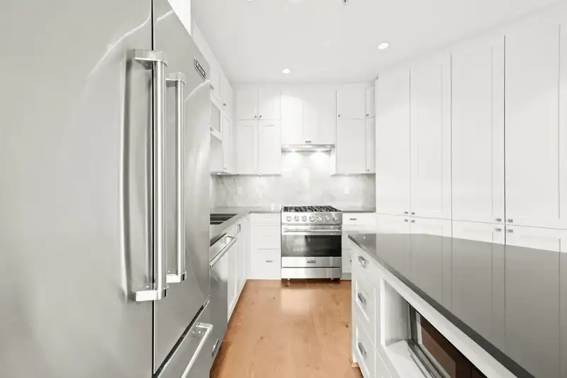 213 14855 THRIFT AVENUE - photo 3 of 33