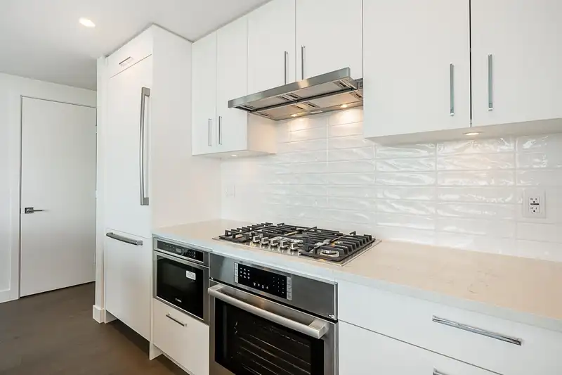 610 1588 JOHNSTON ROAD - photo 1 of 33
