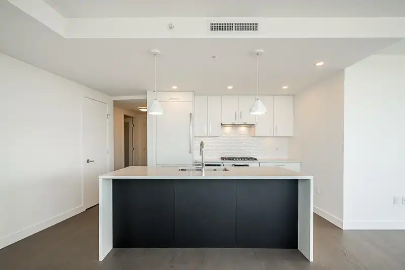 610 1588 JOHNSTON ROAD - photo 2 of 33