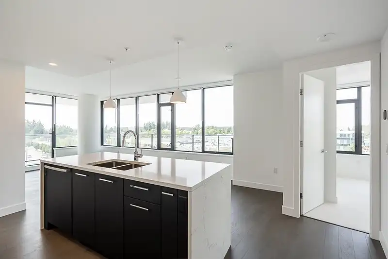 610 1588 JOHNSTON ROAD - photo 4 of 33