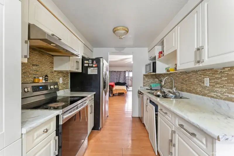 161 7484 138 STREET - photo 4 of 24