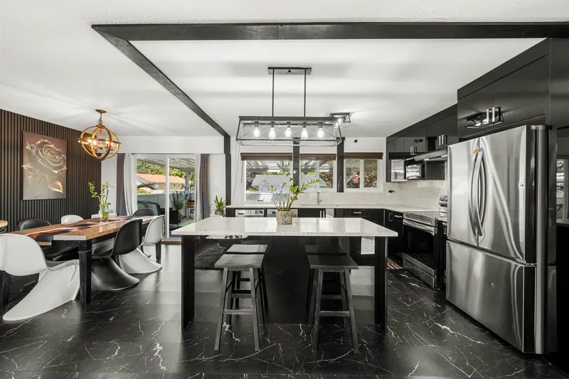 1121 PRAIRIE AVENUE - photo 2 of 25