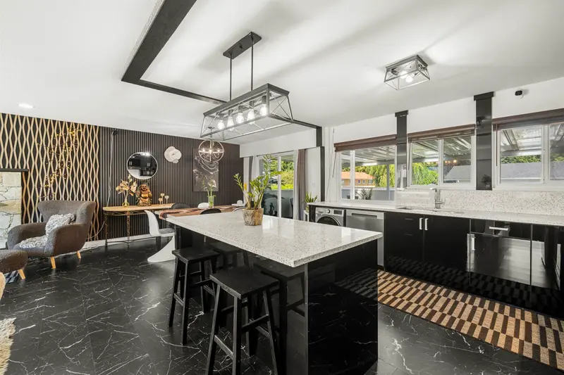 1121 PRAIRIE AVENUE - photo 4 of 25