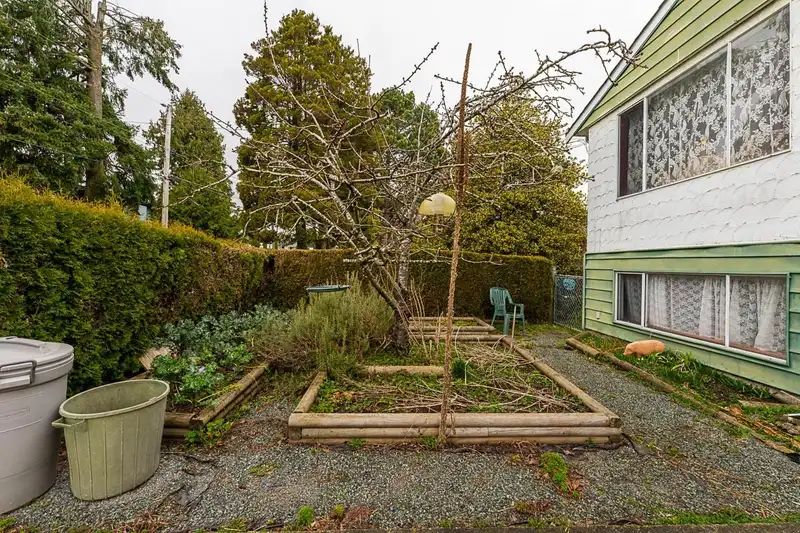 1368 STEVENS STREET - photo 4 of 37