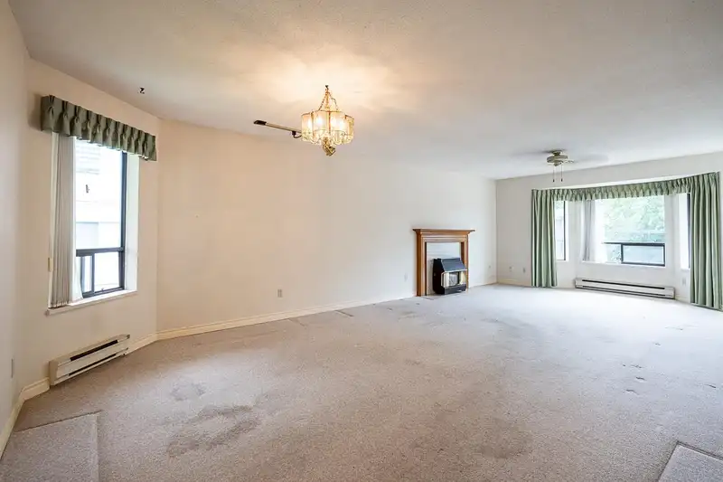 201 14957 THRIFT AVENUE - photo 3 of 37