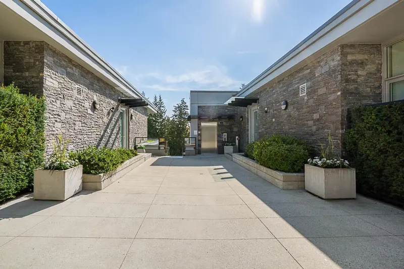 101 988 KEITH ROAD - photo 2 of 25