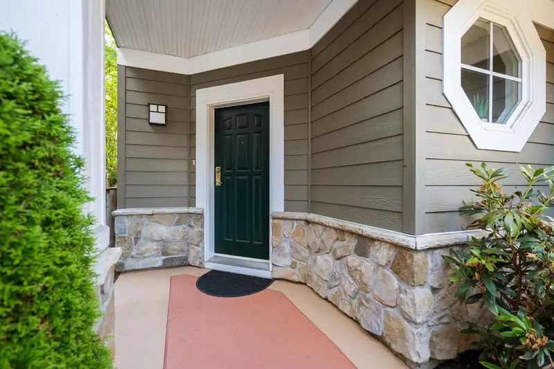 6 15055 20 AVENUE - photo 3 of 28