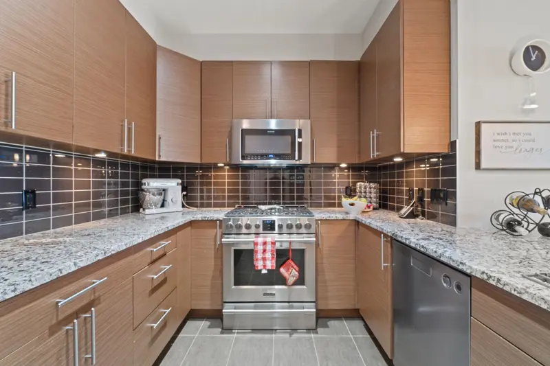 303 288 HAMPTON STREET - photo 4 of 25